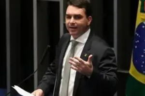 Flávio diz que filme sobre o pai não tem nada de errado e sofre perseguição