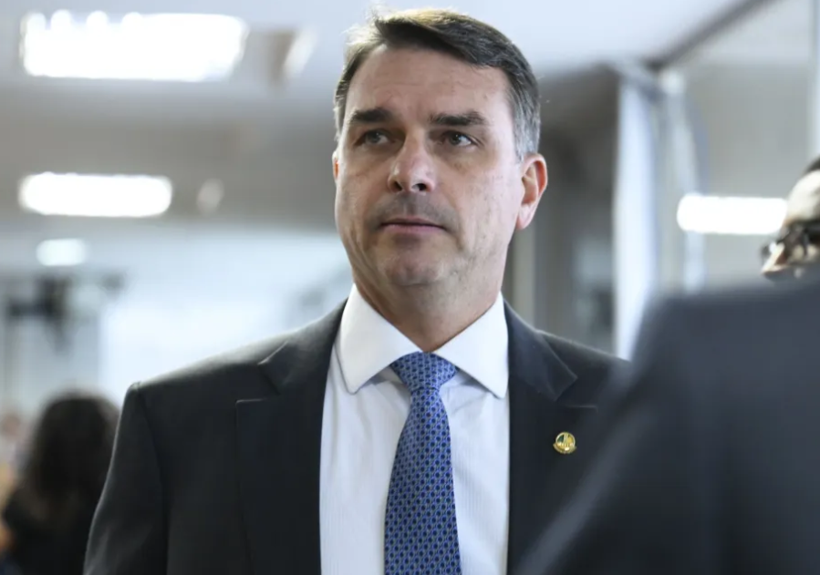 “Isso não é criminalidade comum. Isso é terrorismo”, diz Flávio Bolsonaro sobre atentado sofrido pelo vereador Cabo Deyvison em Mossoró
