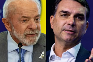 Ao desembarcar nos EUA para audiência sobre tarifas, Flávio Bolsonaro critica Lula: ‘Enquanto ele mostra o dedo do meio, vim defender os brasileiros’